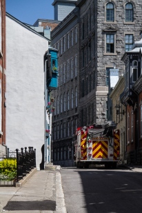 Un camion de pompier se faufile dans une des rues étroites du vieux Québec.