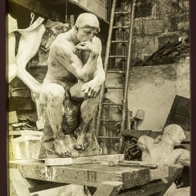Le penseur dans l'atelier de Rodin